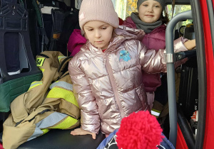 Dzieci oglądają wóz strażacki