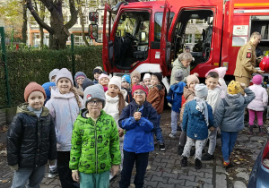 Dzieci oglądają wóz strażacki