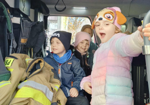 Dzieci oglądają wóz strażacki