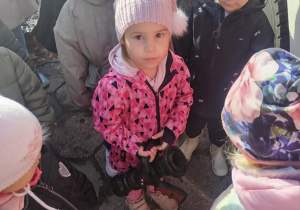 Dzieci oglądają końcówkę węża strażackiego