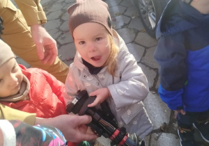 Dzieci oglądają końcówkę węża strażackiego