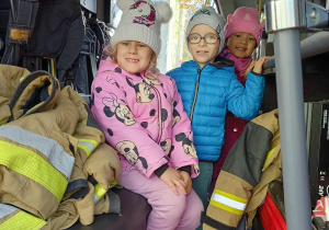 Dzieci oglądają wóz strażacki