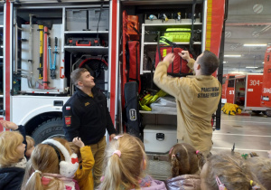 Strażacy prezentują sprzęt używany w ich pracy w różnego rodzaju sytuacjach.