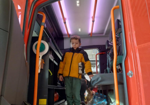 Chłopcy w środku wozu strażackiego.