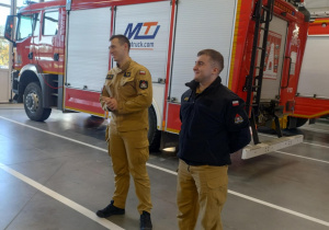 Dzieci czekają na pokaz próbnego alarmu.