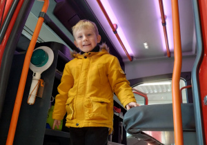 Chłopcy w środku wozu strażackiego.