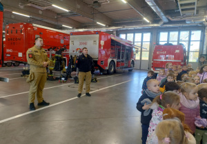 Dzieci czekają na pokaz próbnego alarmu.