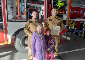 Dwie dziewczynki Antosia i Hania z grupy srebrnej wręczyły podziękowania Strażakom z JRG-4.