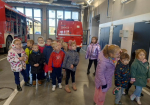 Dzieci czekają na pokaz próbnego alarmu.