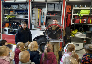 Strażacy prezentują sprzęt używany w ich pracy w różnego rodzaju sytuacjach.