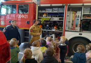 Strażacy prezentują sprzęt używany w ich pracy w różnego rodzaju sytuacjach.