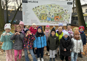 dzieci pozują do zdjęcia