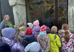 pani przewodnik opowiada dzieciom o zwyczajach małp