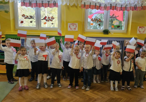 dzieci pozują do grupowego zdjęcia