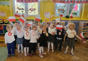 dzieci pozują do grupowego zdjęcia