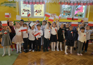 dzieci pozują do grupowego zdjęcia