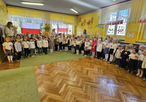 dzieci wspólnie z nauczycielami śpiewają hymn