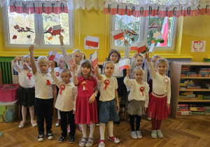 dzieci pozują do grupowego zdjęcia