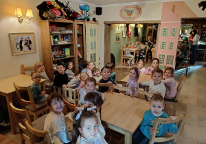 dzieci siedzą przy stolikach w baśniowej kawiarence