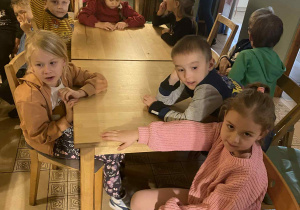 dzieci siedzą przy stolikach w baśniowej kawiarence